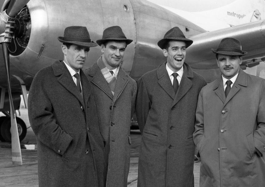 L&#39;eleganza borghese (da sinistra a destra della foto) di: Evaristo, Kocsis, Suarez e Villaverde. E&#39; lo sbarco del Barcellona, nell&#39;inverno del 1960, all&#39;aeroporto di Londra per una partita di coppa (Ap)